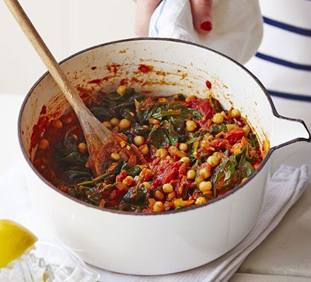 https://www.pontalo.net - Chana masala (chickpea curry) with spinach