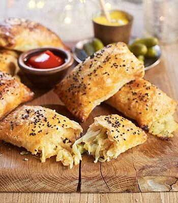 https://www.pontalo.net - Cheese & onion rolls