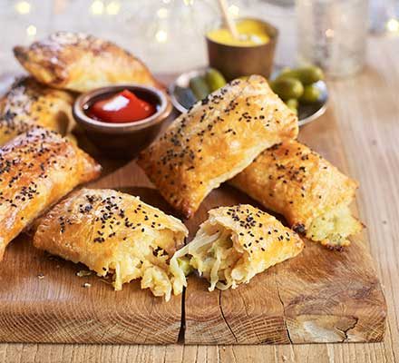 https://www.pontalo.net - Cheese & onion rolls