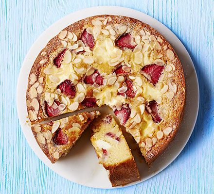 https://www.pontalo.net - Strawberry & almond cheesecake sponge