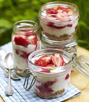 https://www.pontalo.net - Strawberries & cream cheesecake jars