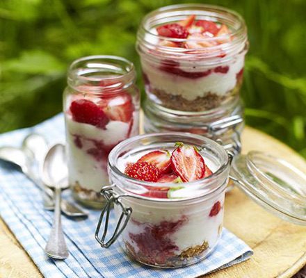 https://www.pontalo.net - Strawberries & cream cheesecake jars