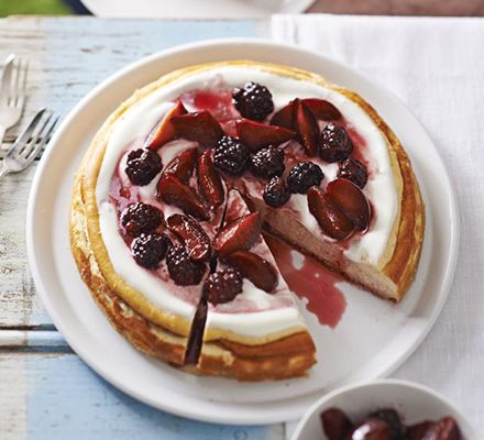 https://www.pontalo.net - Lemon cheesecake with baked plums & blackberries