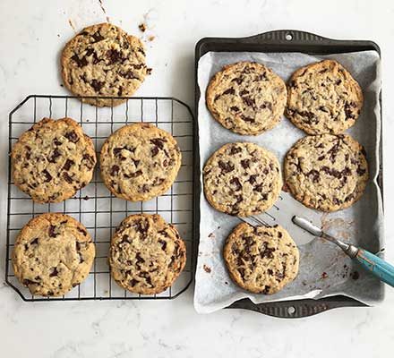 https://www.pontalo.net - Best chewy chocolate chip cookies