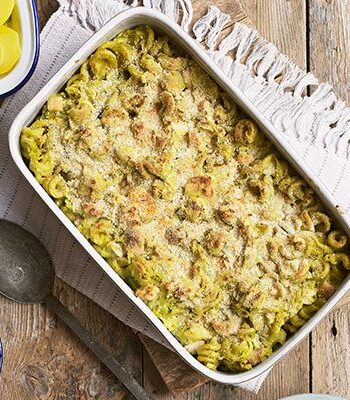 https://www.pontalo.net - Chicken & leek pasta bake with a crunchy top