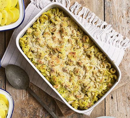 https://www.pontalo.net - Chicken & leek pasta bake with a crunchy top