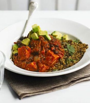 https://www.pontalo.net - Sweet potato & black bean chilli with zesty quinoa