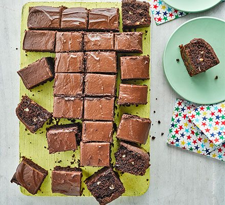 https://www.pontalo.net - Chocolate chip traybake