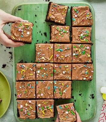 https://www.pontalo.net - Vegan chocolate party traybake