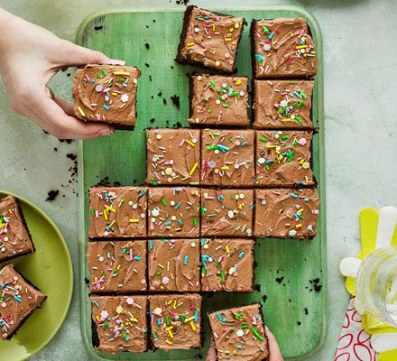 https://www.pontalo.net - Vegan chocolate party traybake