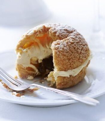 https://www.pontalo.net - Salted caramel & popcorn crumble choux buns