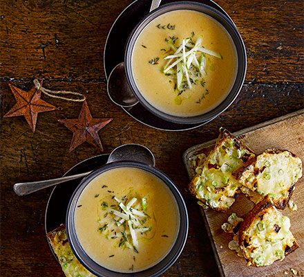 https://www.pontalo.net - Cider & onion soup with cheese & apple toasts