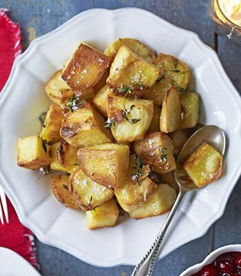 https://www.pontalo.net - Crispy cubed roasties with garlic & thyme