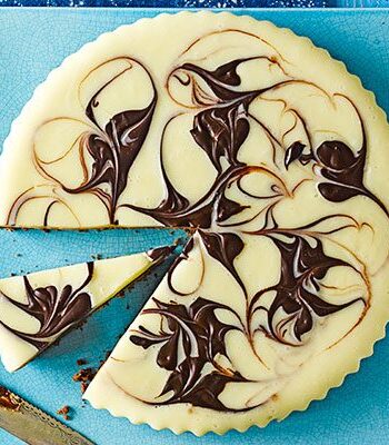 https://www.pontalo.net - Dark & white chocolate cardamom swirl tart