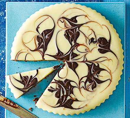 https://www.pontalo.net - Dark & white chocolate cardamom swirl tart