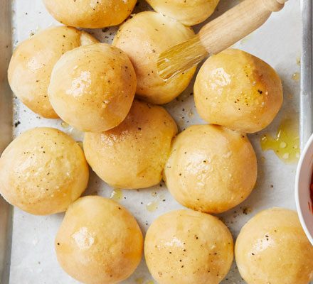 https://www.pontalo.net - Dough balls with garlic butter