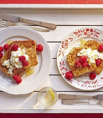 https://www.pontalo.net - Eggy spelt bread with orange cheese & raspberries