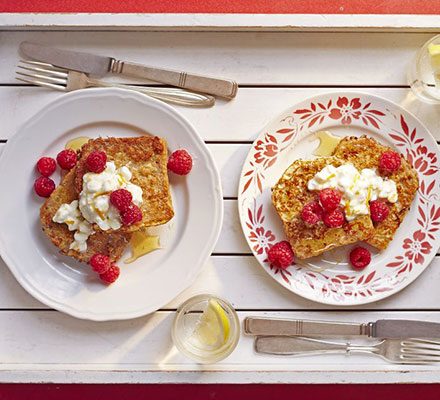 https://www.pontalo.net - Eggy spelt bread with orange cheese & raspberries