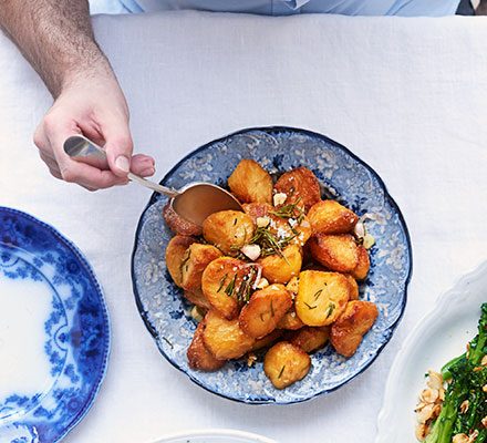 https://www.pontalo.net - Garlic roast potatoes