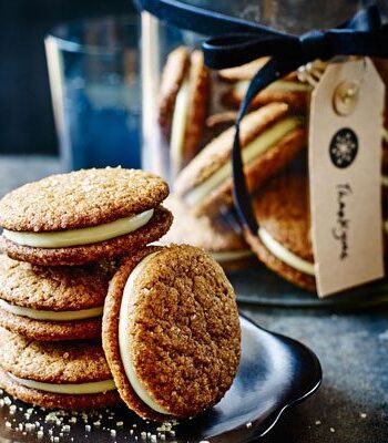 https://www.pontalo.net - Ginger cookie sandwiches with lemon mascarpone