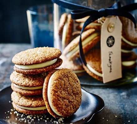 https://www.pontalo.net - Ginger cookie sandwiches with lemon mascarpone