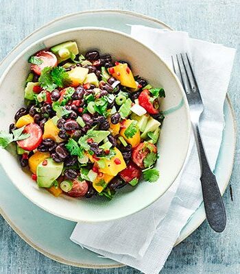 https://www.pontalo.net - Mango salad with avocado and black beans