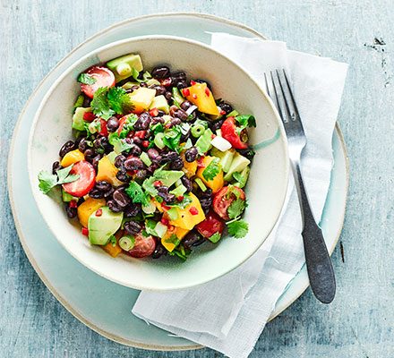 https://www.pontalo.net - Mango salad with avocado and black beans