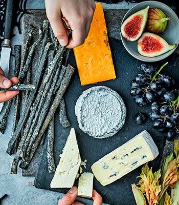 https://www.pontalo.net - Halloween cheeseboard with creepy crackers