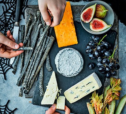 https://www.pontalo.net - Halloween cheeseboard with creepy crackers