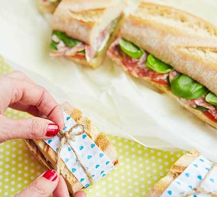 https://www.pontalo.net - Mozzarella & salami picnic baguette