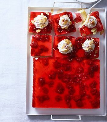 https://www.pontalo.net - Jelly & custard trifle squares