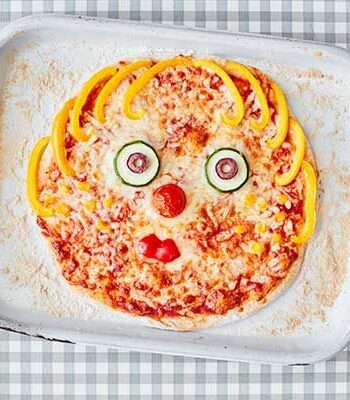 https://www.pontalo.net - Toddler recipe: homemade pizza with veggie faces