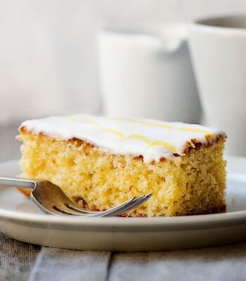 https://www.pontalo.net - Lemon drizzle traybake