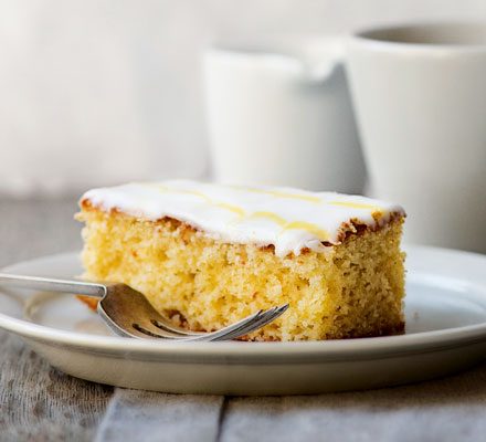 https://www.pontalo.net - Lemon drizzle traybake