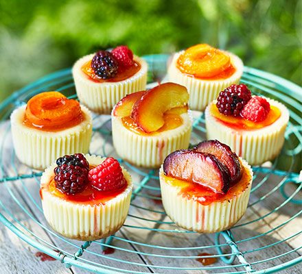 https://www.pontalo.net - Little buttermilk cheesecakes with honey-roast summer fruits