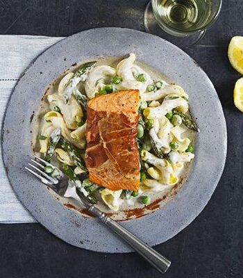 https://www.pontalo.net - Simple salmon with spring pasta