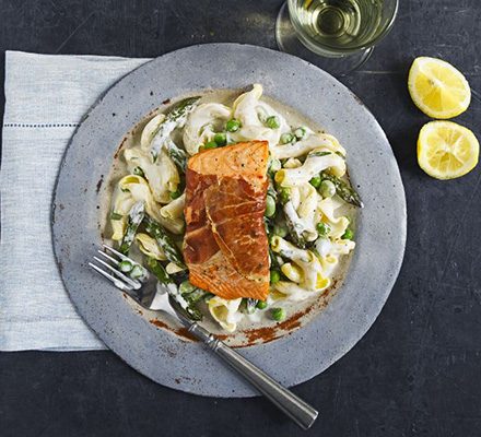 https://www.pontalo.net - Simple salmon with spring pasta