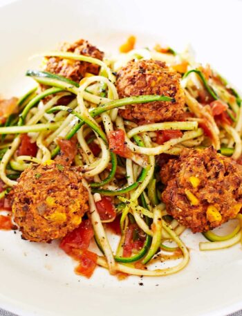 https://www.pontalo.net - Veggie meatballs with tomato courgetti