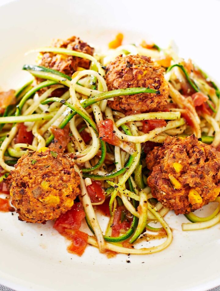 https://www.pontalo.net - Veggie meatballs with tomato courgetti