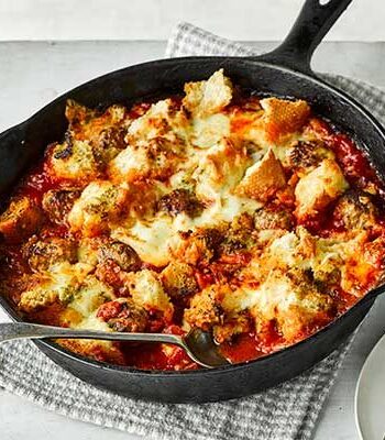 https://www.pontalo.net - Meatball & garlic bread traybake