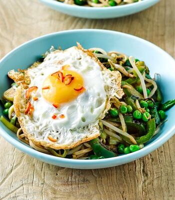 https://www.pontalo.net - Miso noodles with fried eggs