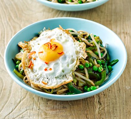 https://www.pontalo.net - Miso noodles with fried eggs