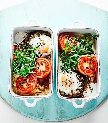 https://www.pontalo.net - Mushroom baked eggs with squished tomatoes