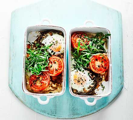 https://www.pontalo.net - Mushroom baked eggs with squished tomatoes