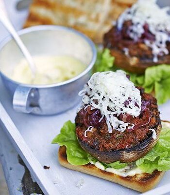 https://www.pontalo.net - Smoky mushroom burgers with roasted garlic mayo