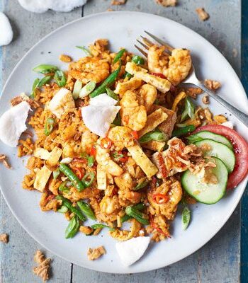 https://www.pontalo.net - Nasi goreng (Indonesian stir-fried rice)