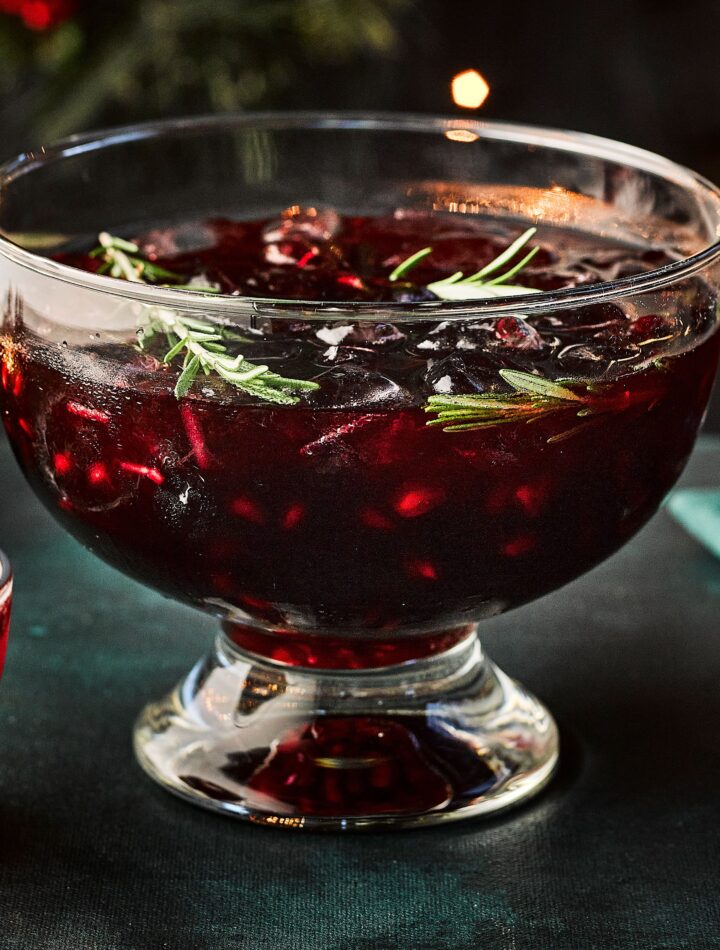 https://www.pontalo.net - Pomegranate & rosemary non-alcoholic Christmas punch