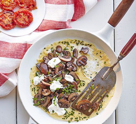 https://www.pontalo.net - Mushroom & basil omelette with smashed tomato