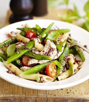 https://www.pontalo.net - Tapenade chicken pasta with runner beans