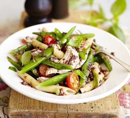 https://www.pontalo.net - Tapenade chicken pasta with runner beans